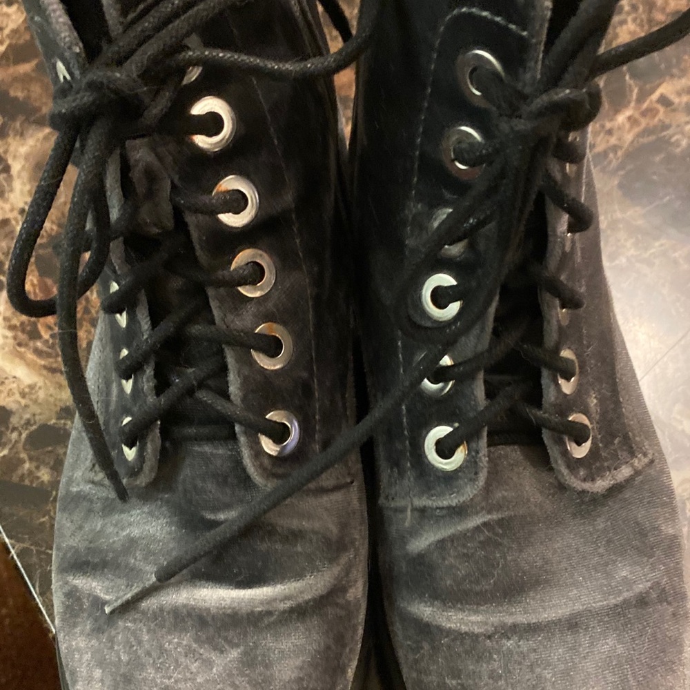 Shoe boots